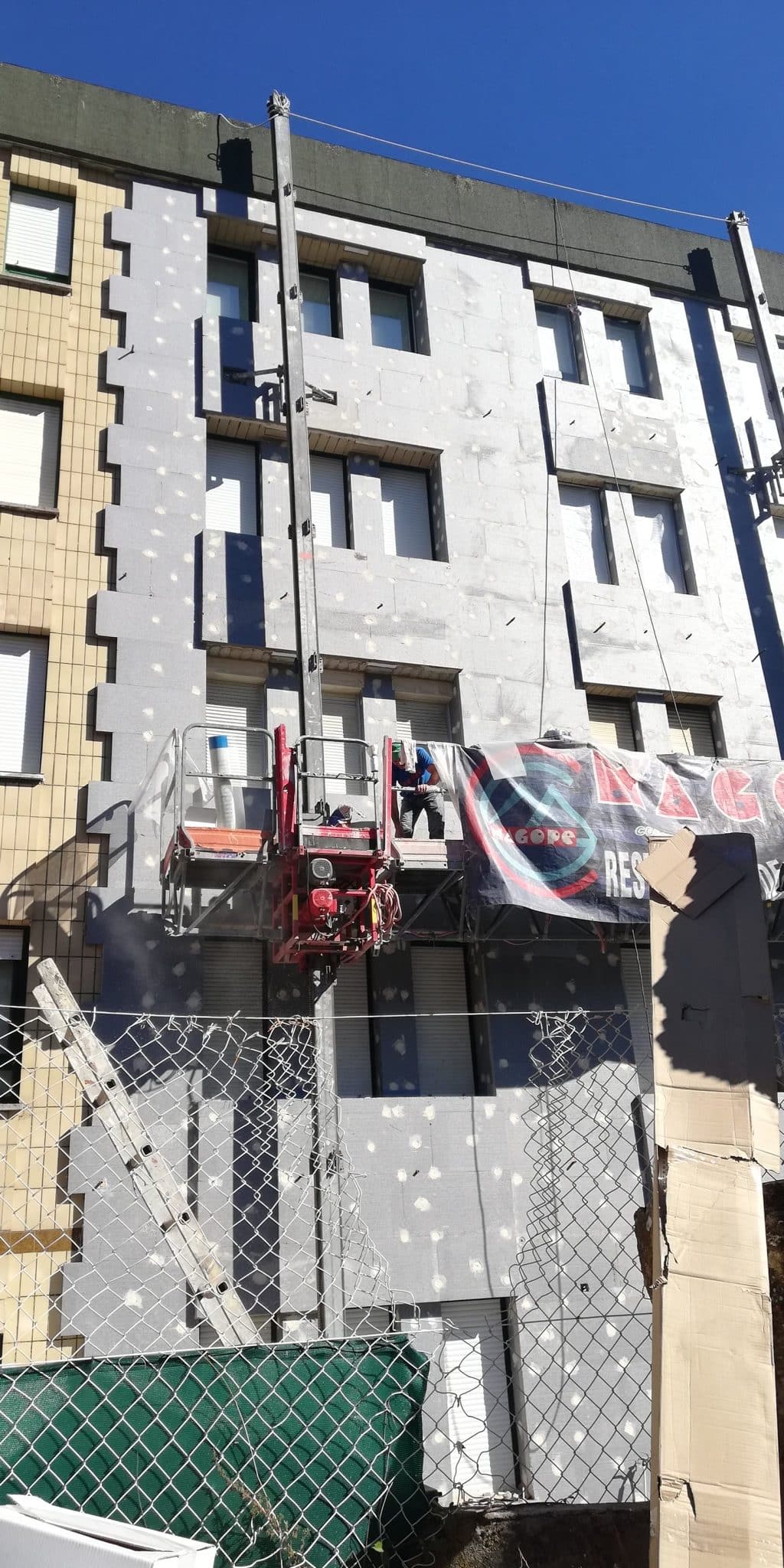 Rehabilitación energética de fachada en edificio de viviendas en baiona pontevedra